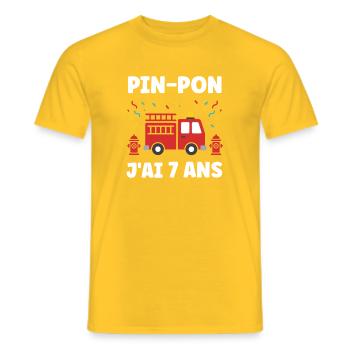 Pin-Pon J’ai 7 Ans Camion de Pompiers - T-shirt homme - jaune - Devant - AI Model Male 178 dark (178cm)