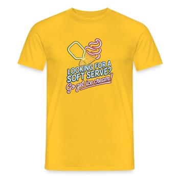 Pickleball Spieler Looking For Soft Serve Dinking - Männer T-Shirt - Gelb - Vorne - AI Model Male 178 dark (178cm)