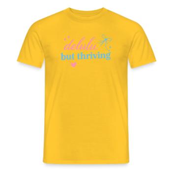 Delhu Thriving Script Logo - Männer T-Shirt - Gelb - Vorne - AI Model Male 178 dark (178cm)