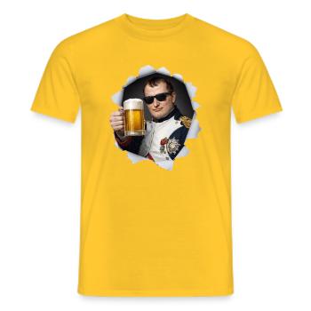 Napoleon holds a beer - Men's T-Shirt - yellow - Front - AI Model Male 178 dark (178cm)
