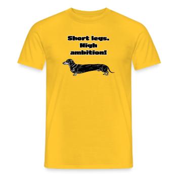 Jambes courtes, grande ambition – Diction teckel - T-shirt homme - jaune - Devant - AI Model Male 178 dark (178cm)