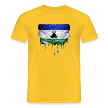 Lesotho Flagge in Tropfenkunst - Männer T-Shirt - Gelb - Vorne - AI Model Male 178 dark (178cm)