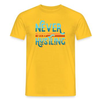 Never Stop Hustling Retro Stripes - Männer T-Shirt - Gelb - Vorne - AI Model Male 178 dark (178cm)