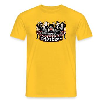 Kaffee Jetzt – Fragen Später - Männer T-Shirt - Gelb - Vorne - AI Model Male 178 dark (178cm)