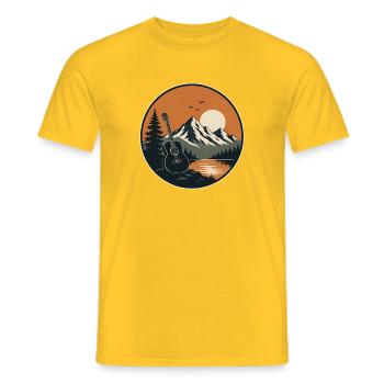 Gitarre am Bergsee im Sonnenuntergang - Männer T-Shirt - Gelb - Vorne - AI Model Male 178 dark (178cm)
