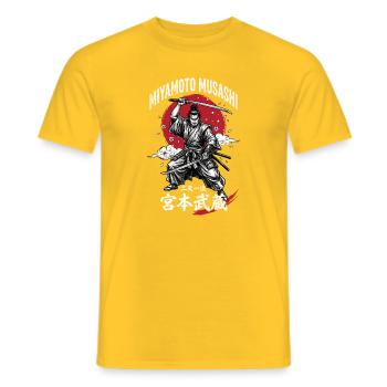 Miyamoto Musashi Samurai Motiv - Männer T-Shirt - Gelb - Vorne - AI Model Male 178 dark (178cm)