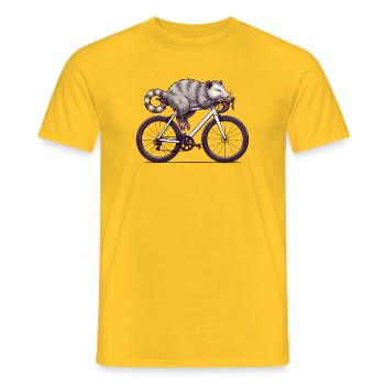 Opossum auf Fahrrad – Humor für Radfahrer - Männer T-Shirt - Gelb - Vorne - AI Model Male 178 dark (178cm)