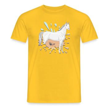 Ein Abbayan-Pferd und eine Wüste an einem Ort - Männer T-Shirt - Gelb - Vorne - AI Model Male 178 dark (178cm)