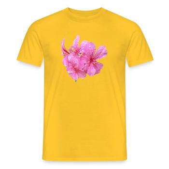 Vibrant_Pink_Geranium_Flowers - Männer T-Shirt - Gelb - Vorne - AI Model Male 178 dark (178cm)