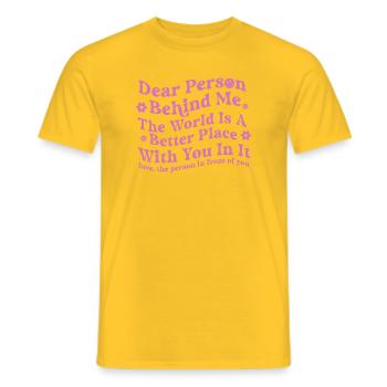 Dear Person Behind Me Zitat-Tee - Männer T-Shirt - Gelb - Vorne - AI Model Male 178 dark (178cm)