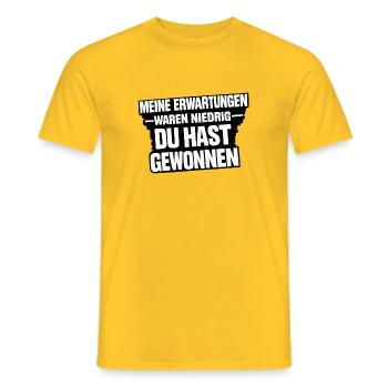 Niedrige Erwartungen Gewonnen - Männer T-Shirt - Gelb - Vorne - AI Model Male 178 dark (178cm)