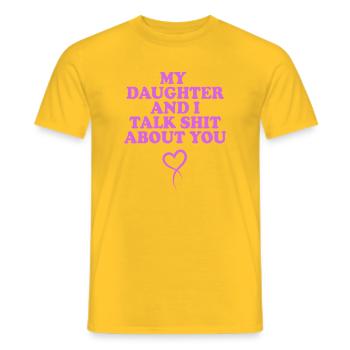 Tochter und Ich Reden Über Dich – Pinkes Statement - Männer T-Shirt - Gelb - Vorne - AI Model Male 178 dark (178cm)