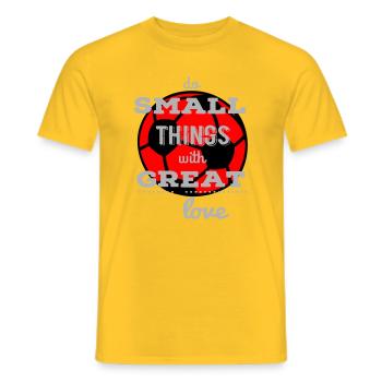 Kleine Dinge, Große Liebe Fußball  - Männer T-Shirt - Gelb - Vorne - AI Model Male 178 dark (178cm)