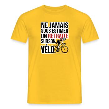 Ne jamais sous estimer un retraité sur son vélo - T-shirt homme - jaune - Devant - AI Model Male 178 dark (178cm)