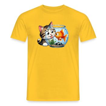 Un chaton embrasse un poisson rouge dans un verre - T-shirt homme - jaune - Devant - AI Model Male 178 dark (178cm)