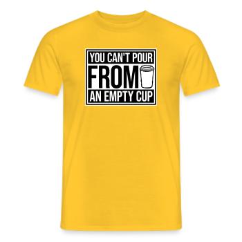 On ne peut pas verser dans un gobelet vide Soins personnels - T-shirt homme - jaune - Devant - AI Model Male 178 dark (178cm)