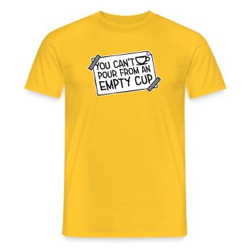 On ne peut pas verser dans un gobelet vide Soins personnels - T-shirt homme - jaune - Devant - AI Model Male 178 dark (178cm)