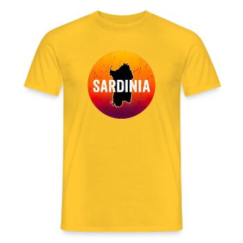 Die Karte von Insel Sardinien Retro Sunset Italien - Männer T-Shirt - Gelb - Vorne - AI Model Male 178 dark (178cm)