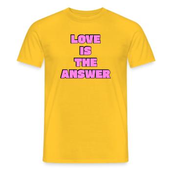 L’amour est la réponse : lettres roses audacieuses - T-shirt homme - jaune - Devant - AI Model Male 178 dark (178cm)