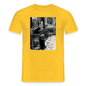 Le silence de la prière à l’intérieur de l’église - T-shirt homme - jaune - Devant - AI Model Male 178 dark (178cm)