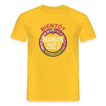 Bientôt Maman 2027 Cadeau Grossesse - T-shirt homme - jaune - Devant - AI Model Male 178 dark (178cm)