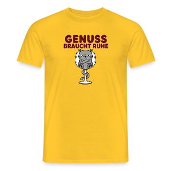 Genuss braucht Ruhe – Comic-Katze im Weinglas - Männer T-Shirt - Gelb - Vorne - AI Model Male 178 dark (178cm)