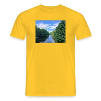 Rivière tranquille au milieu des arbres verdoyants - T-shirt homme - jaune - Devant - AI Model Male 178 dark (178cm)