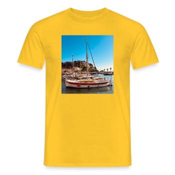 Voiliers dans le port au ciel bleu - T-shirt homme - jaune - Devant - AI Model Male 178 dark (178cm)