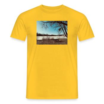 Winterlandschaft am See - Männer T-Shirt - Gelb - Vorne - AI Model Male 178 dark (178cm)