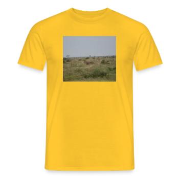 Lion dans la savane au crépuscule - T-shirt homme - jaune - Devant - AI Model Male 178 dark (178cm)
