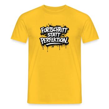 Fortschritt statt Perfektion - Männer T-Shirt - Gelb - Vorne - AI Model Male 178 dark (178cm)