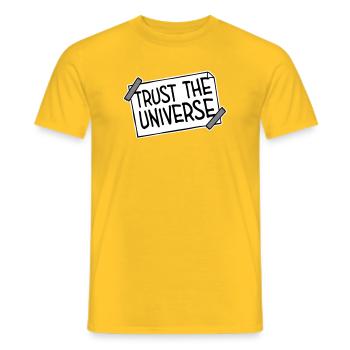 Trust The Universe Spirituell Universum Zitat Logo - Männer T-Shirt - Gelb - Vorne - AI Model Male 178 dark (178cm)