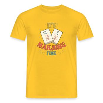 Mahjong-Spiel-Sozialclub Es ist Mahjong-Zeit - Männer T-Shirt - Gelb - Vorne - AI Model Male 178 dark (178cm)