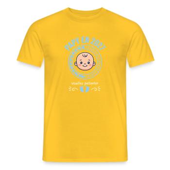 Futur Papy 2027 Chargement Bébé En Cours - T-shirt homme - jaune - Devant - AI Model Male 178 dark (178cm)