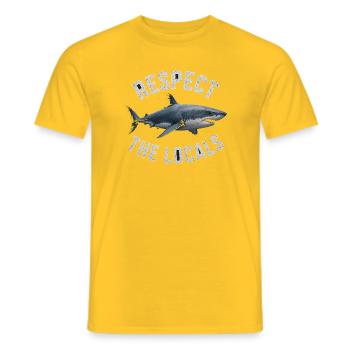 Respect The Locals Weißer Hai Ozean Meeresschutz - Männer T-Shirt - Gelb - Vorne - AI Model Male 178 dark (178cm)