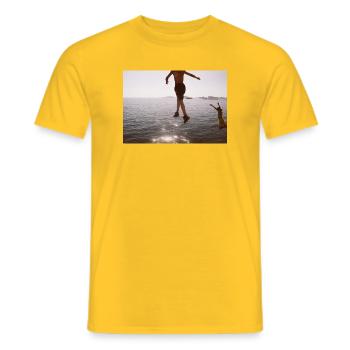 Ich wünschte, ich könnte den Himmel berühren. - Männer T-Shirt - Gelb - Vorne - AI Model Male 178 dark (178cm)