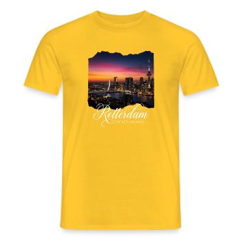 Rotterdam The Netherlands Skyline Abendlicht - Männer T-Shirt - Gelb - Vorne - AI Model Male 178 dark (178cm)