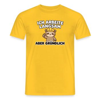 Ich arbeite langsam aber gründlich - Faultier  - Männer T-Shirt - Gelb - Vorne - AI Model Male 178 dark (178cm)