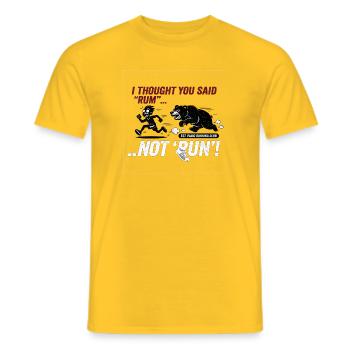 Rum Nicht Laufen Lustiger Bär Jagt Läufer - Männer T-Shirt - Gelb - Vorne - AI Model Male 178 dark (178cm)
