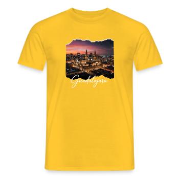 Nächtliche Guadalajara Skyline - Männer T-Shirt - Gelb - Vorne - AI Model Male 178 dark (178cm)