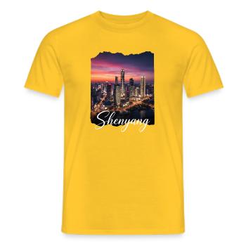 Shenyang Nachtstadt Skyline - Männer T-Shirt - Gelb - Vorne - AI Model Male 178 dark (178cm)