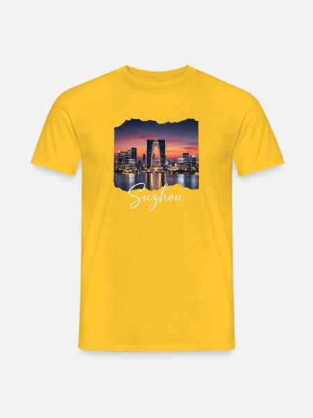 Suzhou Skyline Abendrot Script - Männer T-Shirt - Gelb