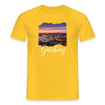 Göteborg Skyline Sonnenuntergang - Männer T-Shirt - Gelb - Vorne - AI Model Male 178 dark (178cm)