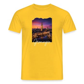 Groningen Abendmotive Skyline - Männer T-Shirt - Gelb - Vorne - AI Model Male 178 dark (178cm)