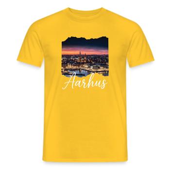 Aarhus Hafenpanorama Dämmerung - Männer T-Shirt - Gelb - Vorne - AI Model Male 178 dark (178cm)