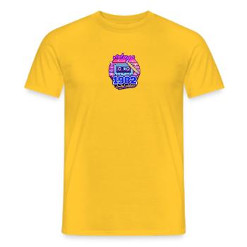Cassette vintage 1982 – Édition limitée rétro des années 80 - T-shirt homme - jaune - Devant - AI Model Male 178 dark (178cm)