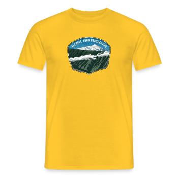 Illustration de montagne sous la forme d’un emblème avec des nuages - T-shirt homme - jaune - Devant - AI Model Male 178 dark (178cm)