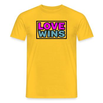 Love Wins Zitat Grafik - Männer T-Shirt - Gelb - Vorne - AI Model Male 178 dark (178cm)