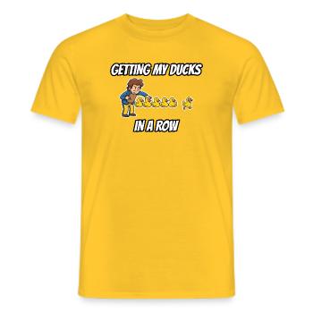 Meine Enten in Ordnung bringen – lustige Idiom-Zeichentrickserie - Männer T-Shirt - Gelb - Vorne - AI Model Male 178 dark (178cm)