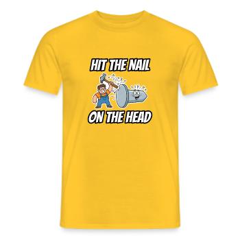 Trifft den Nagel auf den Kopf – lustige Idiom-Zeichentrickserie - Männer T-Shirt - Gelb - Vorne - AI Model Male 178 dark (178cm)